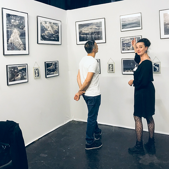 exposition SOLID'ART MONTPELLIER 2022, visiteur et Véronique Rivera, Artiste Photographe à son stand
