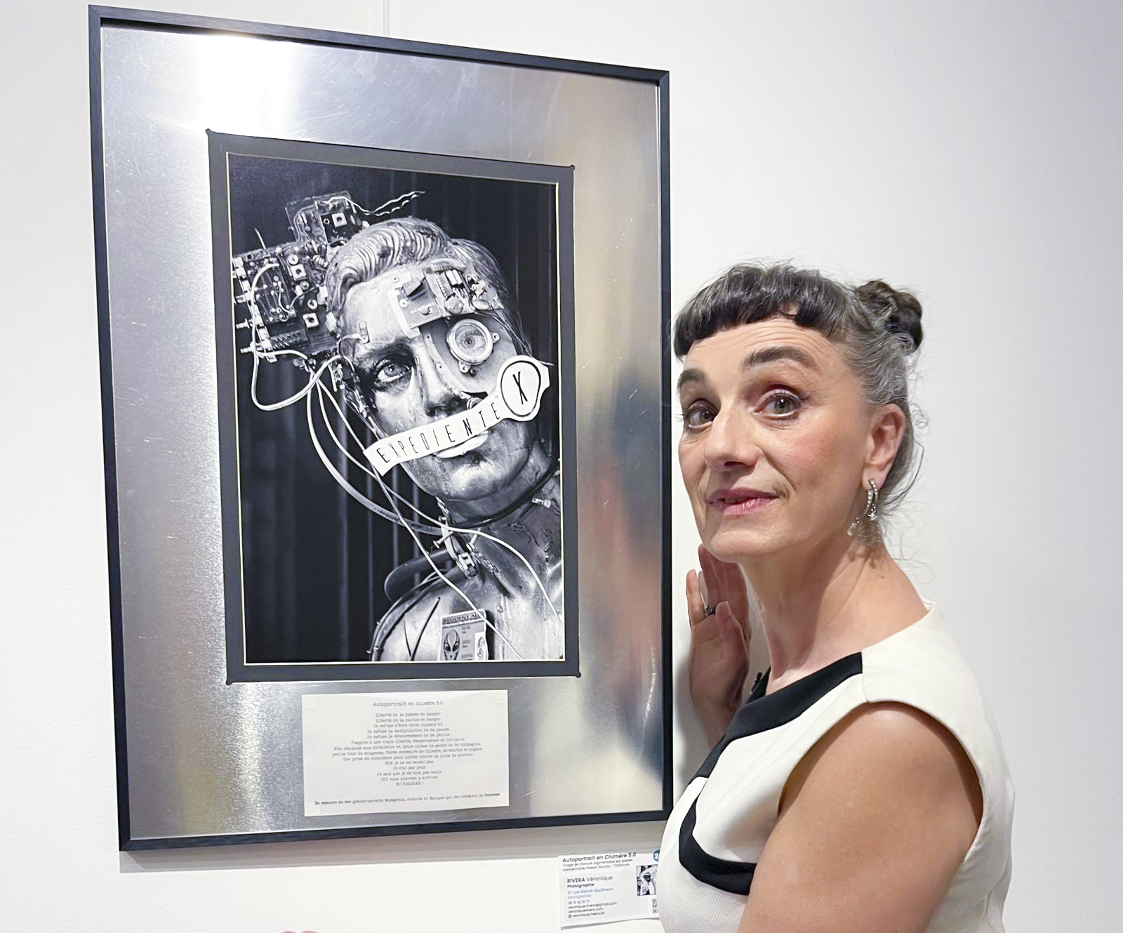 Photo de Véronique Rivera devant son œuvre pour le 36e parcours d'atelier d'artistes Les Briscarts
