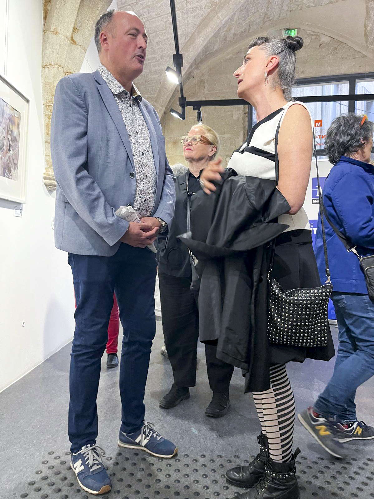 Visiteurs à l'atelier de Véronique rivera lors du 36e parcours d'atelier d'artistes Les Briscarts