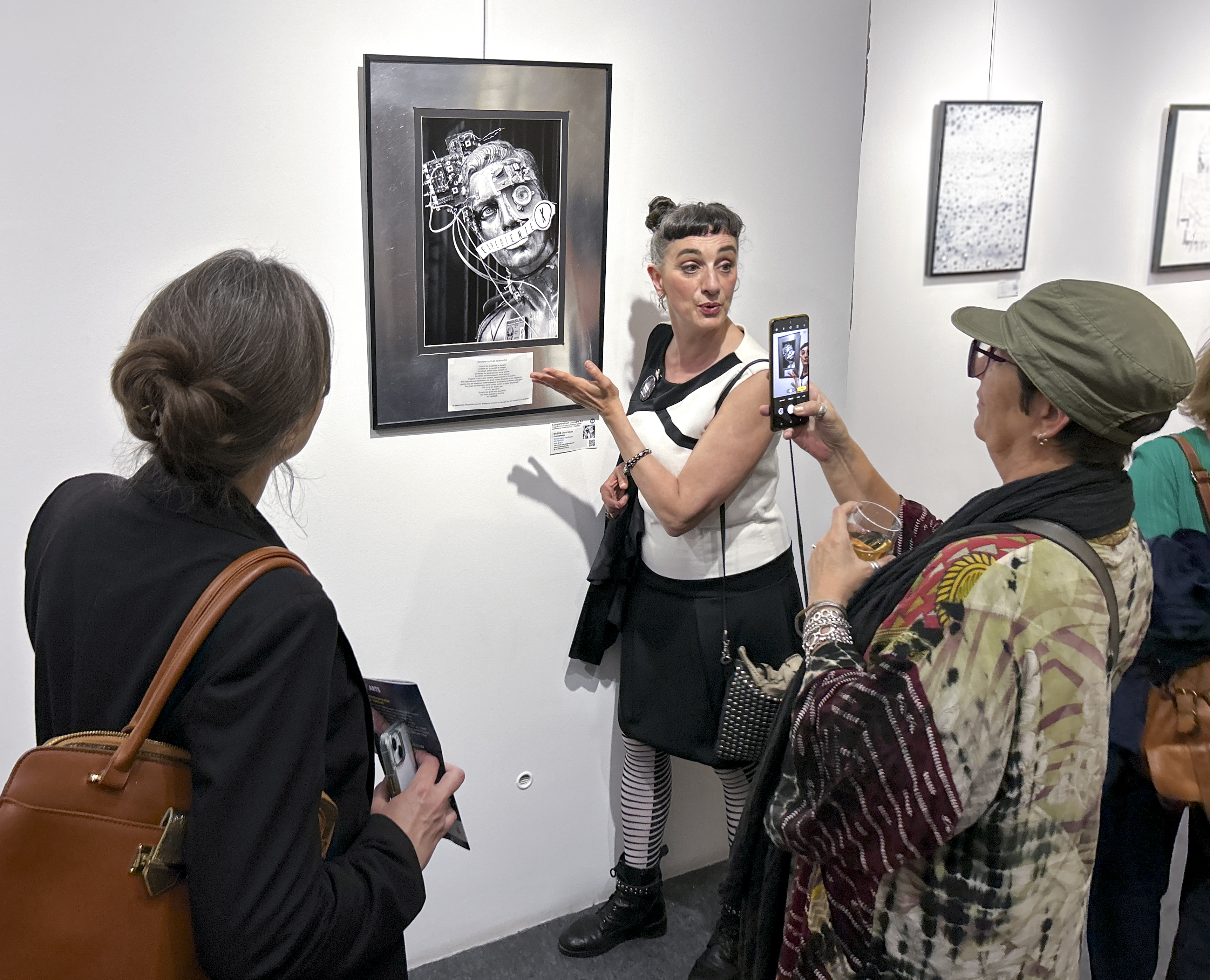 Véronique Rivera avec le public pour le vernissage du 36e parcours d'atelier d'artistes Les Briscarts
