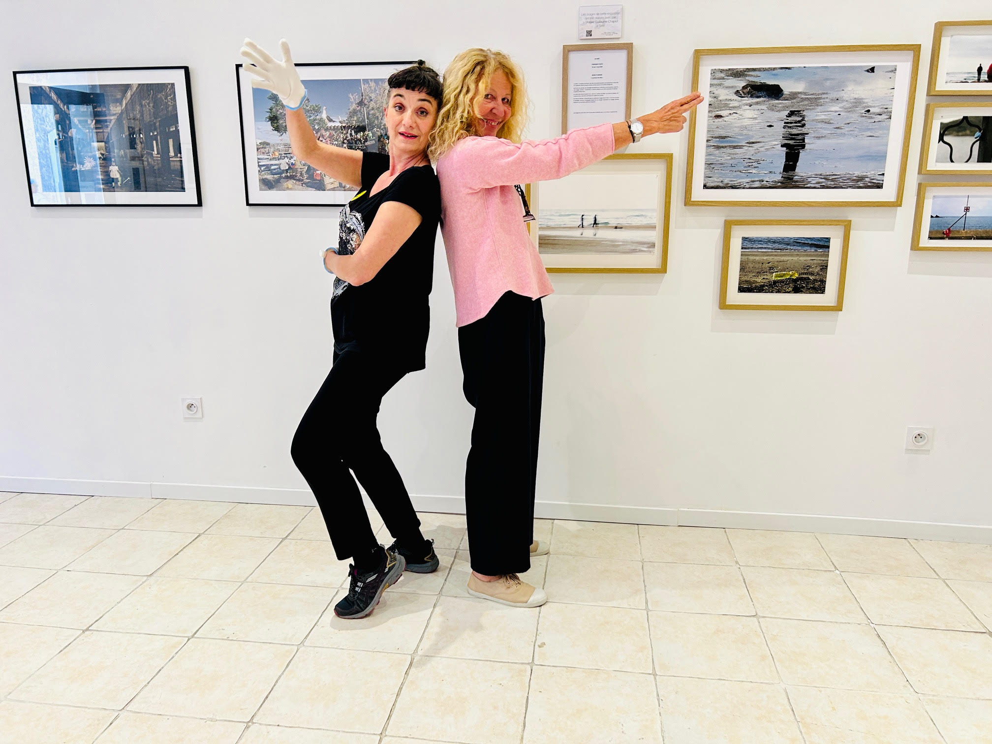 Véronique Rivera et Solange Haccart lors de leur accrochage pour IF festival photo à Sète