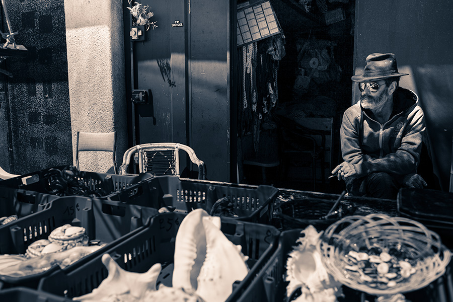 Vendeur de coquillages souvenir, Sète