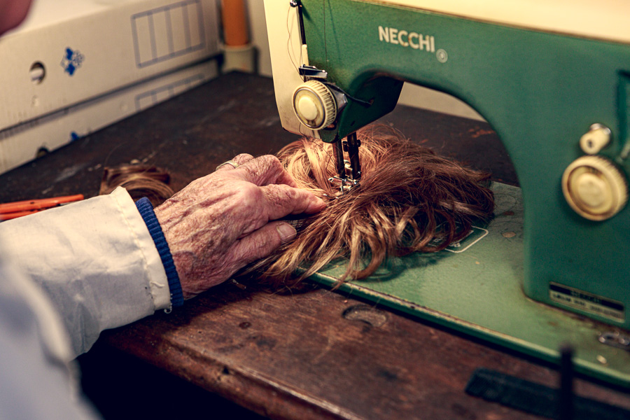 L'atelier, M G fabrique une perruque de poupée